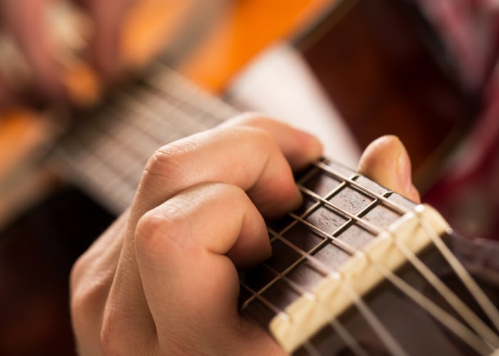 Apprendre à jouer de la guitare à Dinan