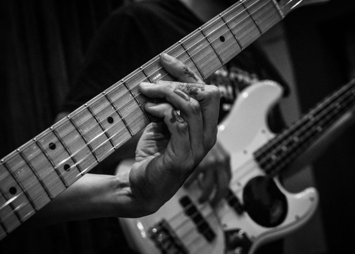 jouer de la guitare électrique en groupe